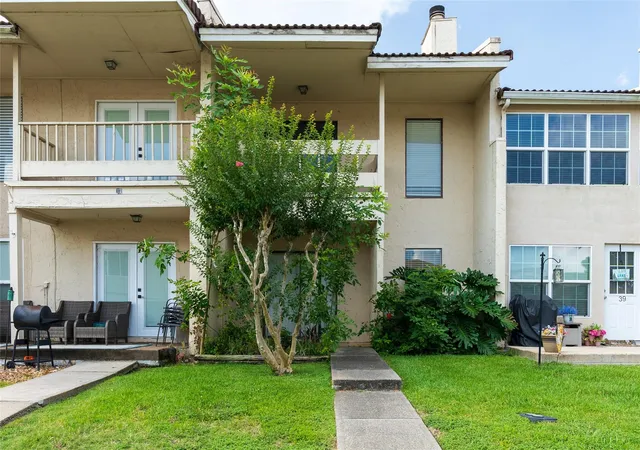 Photo 2 of Townhouse for sale at 38 Regency Point, Montgomery, TX 77356 | MLS# 87280623 | Listing updated on 2026-09-20
