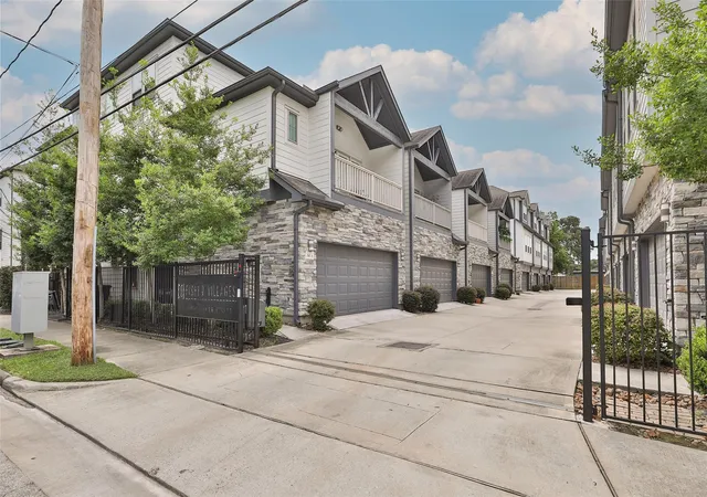 2nd image of 845 Fisher St #A, Houston, TX 77018 | MLS# 79451820