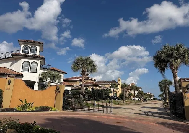 Photo 3 of Single family home for sale at 538 Villa Dr, Seabrook, TX 77586 | MLS# 2263062 | Listing updated on 2026-08-17