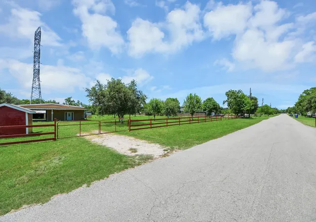 3rd image of 694 County Road 941, Alvin, TX 77511 | MLS# 68509092