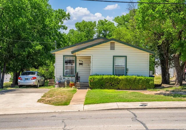 Photo 2 of Single family home for sale at 208 Francisco Lemos St, Kerrville, TX 78028 | MLS# 86718916 | Listing updated on 2025-12-01