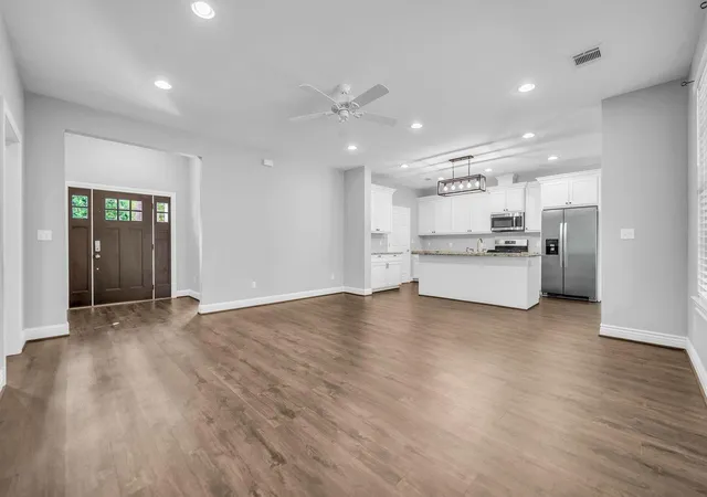 Photo 2 of Single family home for sale at 1 Hanover Ln, Conroe, TX 77304 | MLS# 61404237 | Listing updated on 2026-09-21