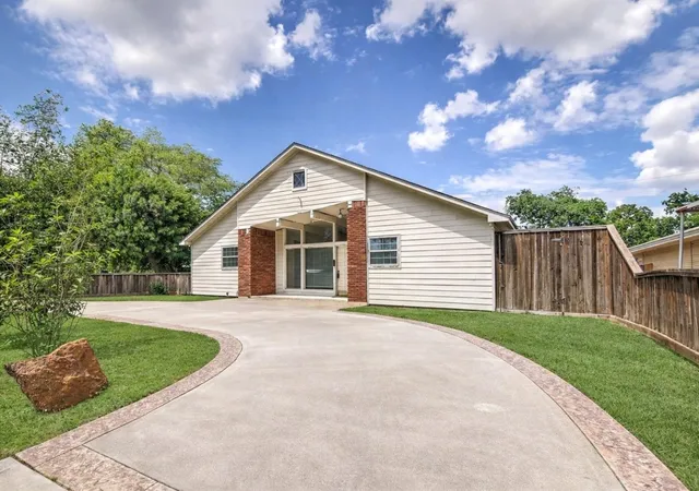 Photo 2 of Single family home for sale at 6946 Cole Crk Dr, Houston, TX 77092 | MLS# 36480351 | Listing updated on 2026-04-14