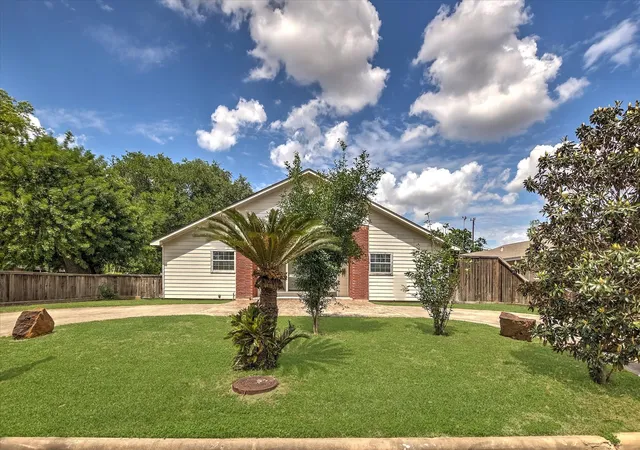 Photo 3 of Single family home for sale at 6946 Cole Crk Dr, Houston, TX 77092 | MLS# 36480351 | Listing updated on 2026-04-14