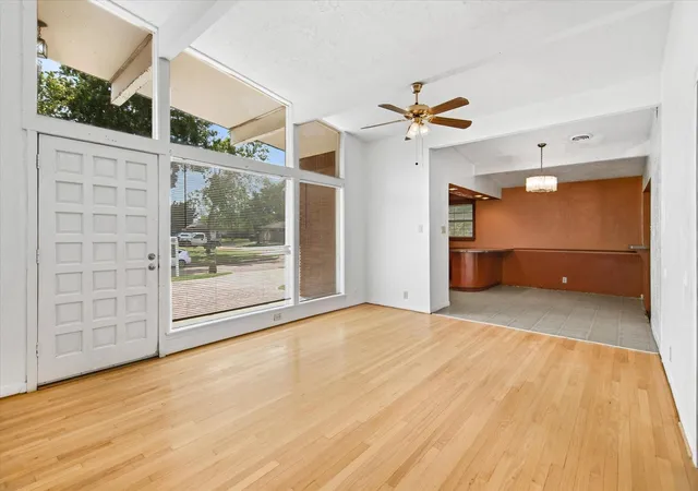 Photo 4 of Single family home for sale at 6946 Cole Crk Dr, Houston, TX 77092 | MLS# 36480351 | Listing updated on 2026-04-14