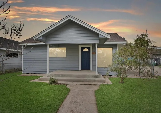 Photo 1 of Sale Pending at 402 S 72nd St, Houston, TX 77011 | MLS# 96820702 | Listing updated on 2026-09-16