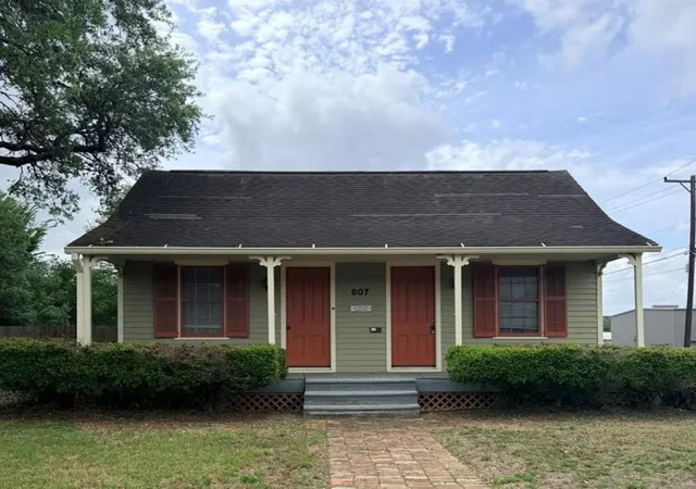 Homes for sale in Victoria, TX | 607 N Bridge, Victoria, TX 77901 | MLS# 66101780