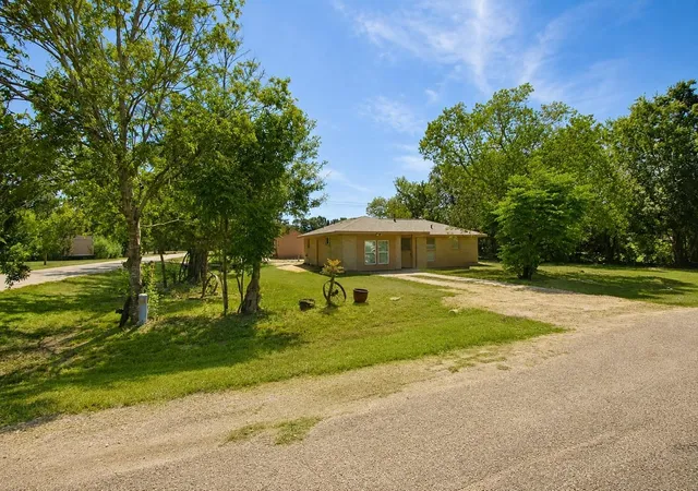 Photo 4 of Single family home for sale at 3811 Cedar St, Damon, TX 77430 | MLS# 35806869 | Listing updated on 2026-09-13