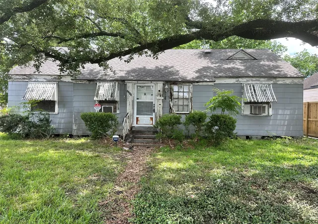 Photo 1 of Sale Pending at 2015 Des Jardines St, Houston, TX 77023 | MLS# 17229549 | Listing updated on 2026-08-26