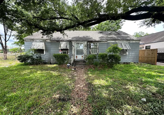 Photo 2 of Sale Pending at 2015 Des Jardines St, Houston, TX 77023 | MLS# 17229549 | Listing updated on 2026-08-26
