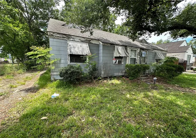 Photo 3 of Sale Pending at 2015 Des Jardines St, Houston, TX 77023 | MLS# 17229549 | Listing updated on 2026-08-26