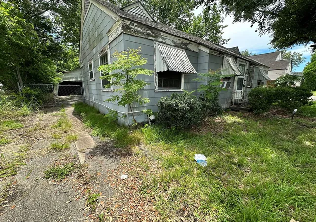Photo 3 of Sale Pending at 2015 Des Jardines St, Houston, TX 77023 | MLS# 17229549 | Listing updated on 2026-08-26