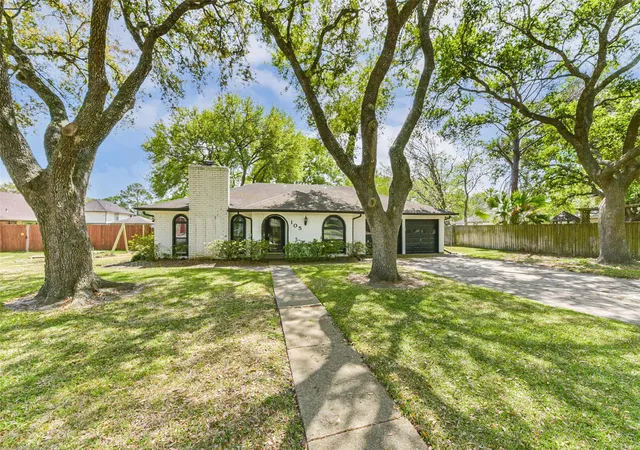 Homes for sale in Alvin, TX | 105 W Wildwinn Dr, Alvin, TX 77511 | MLS# 96702144
