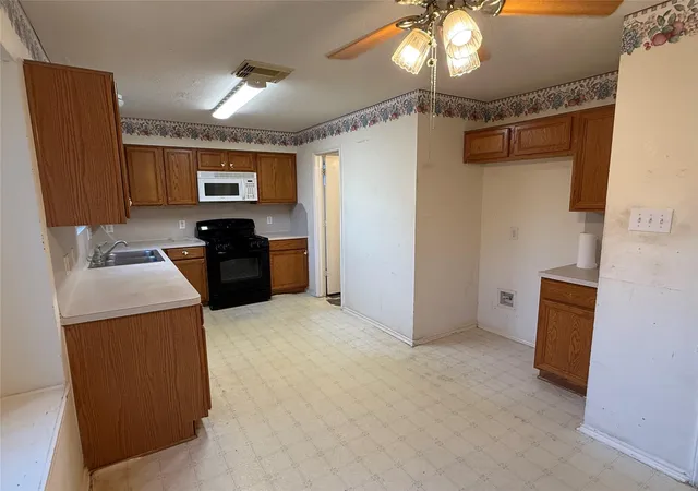 4th image of 8711 April Arbor Ct, Houston, TX 77031 | MLS# 37322140