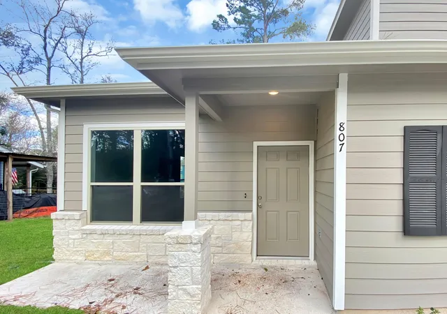 Photo 2 of Single family home for sale at 807 Comanche Rd, Montgomery, TX 77316 | MLS# 31999638 | Listing updated on 2026-06-22