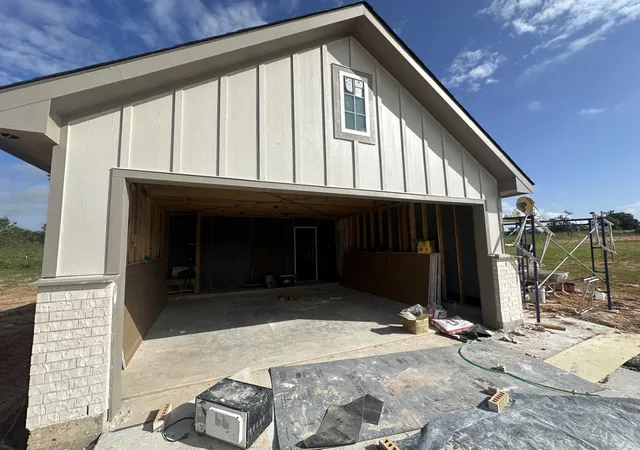 Photo 3 of Single family home for sale at 405 Rockbridge Dr, Huntsville, TX 77340 | MLS# 56278534 | Listing updated on 2026-10-06