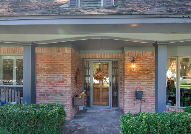 2nd image of 532 Raleigh Dr, Conroe, TX 77302 | MLS# 44317682