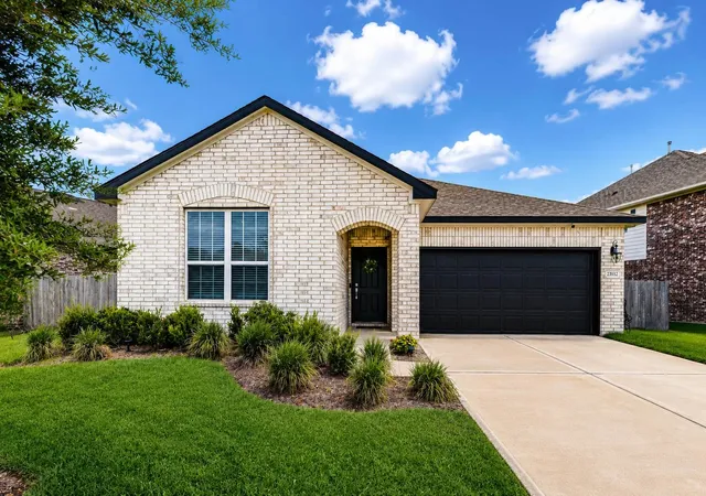 Photo 1 of Single family home for sale at 23112 Zinfandel Dr, Alvin, TX 77511 | MLS# 80735009 | Listing updated on 2026-08-19