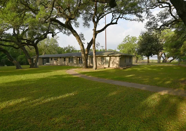 3rd image of 1013 Quail Ln, Eagle Lake, TX 77434 | MLS# 97801979