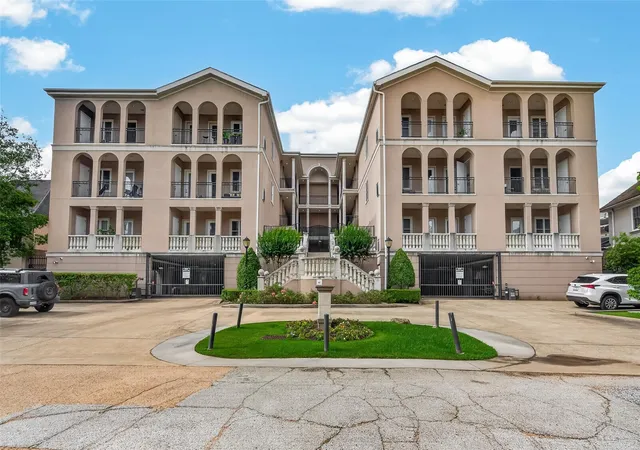 Homes for sale in Houston, TX | 58 Briar Hollow Ln #204, Houston, TX 77027 | MLS# 10443009