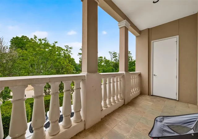 Homes for sale in Houston, TX | 58 Briar Hollow Ln #204, Houston, TX 77027 | MLS# 10443009