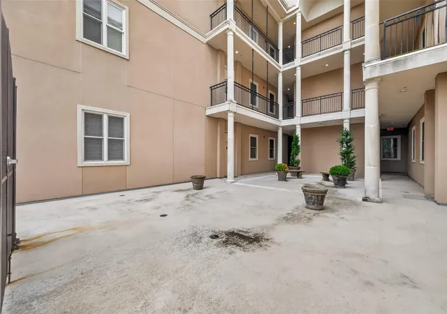 Homes for sale in Houston, TX | 58 Briar Hollow Ln #204, Houston, TX 77027 | MLS# 10443009