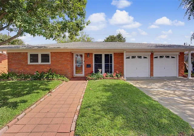 Photo 1 of Single family home for sale at 7213 Youpon Dr, Galveston, TX 77551 | MLS# 82976203 | Listing updated on 2026-09-03