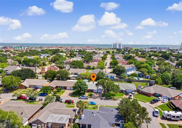 Photo 4 of Single family home for sale at 7213 Youpon Dr, Galveston, TX 77551 | MLS# 82976203 | Listing updated on 2026-09-03