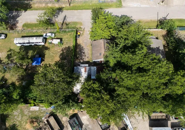 Photo 3 of Sale Pending at 412 S San Jacinto St, Conroe, TX 77301 | MLS# 71166890 | Listing updated on 2026-09-08