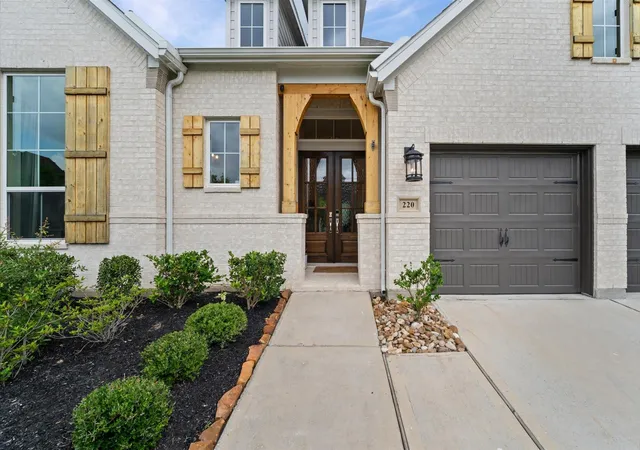 Photo 3 of Single family home for sale at 220 Lookout Ridge Dr, Montgomery, TX 77316 | MLS# 27874139 | Listing updated on 2026-06-27