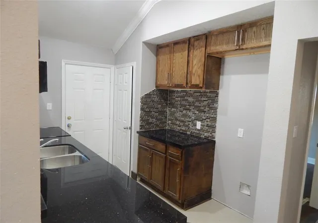 Listing Photo 5 - Condo for sale in building located at 3835 Amos St, Houston, TX 77021