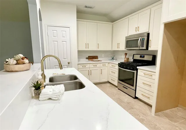 Photo 3 of Sale Pending at 20503 Spring Aspen Ln, Spring, TX 77388 | MLS# 10381520 | Listing updated on 2026-09-17
