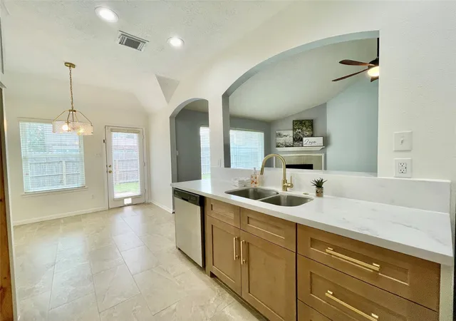 Photo 4 of Sale Pending at 20503 Spring Aspen Ln, Spring, TX 77388 | MLS# 10381520 | Listing updated on 2026-09-17