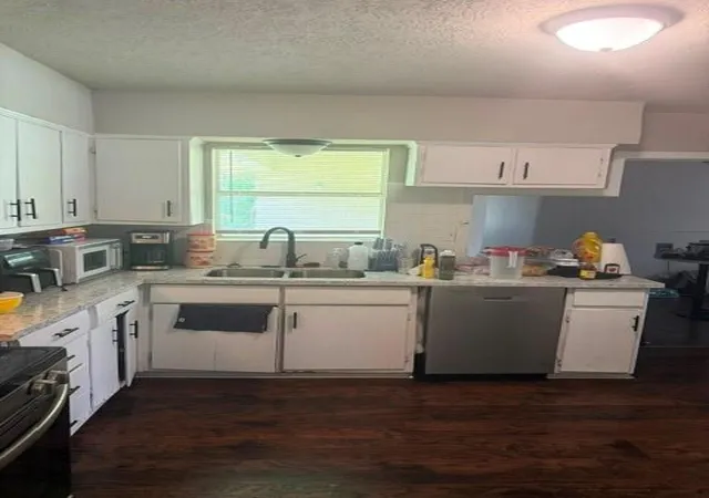 3rd image of 6122 Glenhurst Dr, Houston, TX 77033 | MLS# 84911081