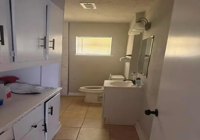 4th image of 6122 Glenhurst Dr, Houston, TX 77033 | MLS# 84911081
