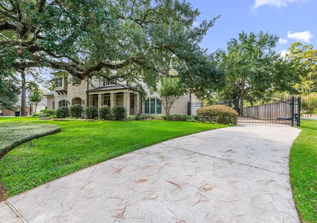 Photo 3 of Sale Pending at 11935 Broken Bough Dr, Houston, TX 77024 | MLS# 73012039 | Listing updated on 2026-09-03