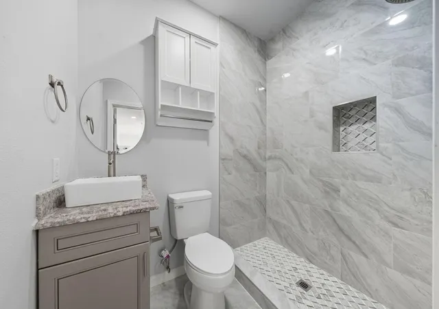 Listing Photo 5 - Condo for sale in building located at 624th Ave H, Galveston, TX 77550
