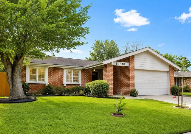 3rd image of 10530 Towne Square Rd, Sugar Land, TX 77498 | MLS# 66175003