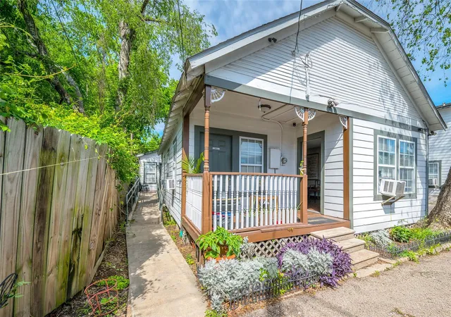 Photo 3 of Multi family home for sale at 1603 Airline Dr, Houston, TX 77009 | MLS# 21820994 | Listing updated on 2026-07-22