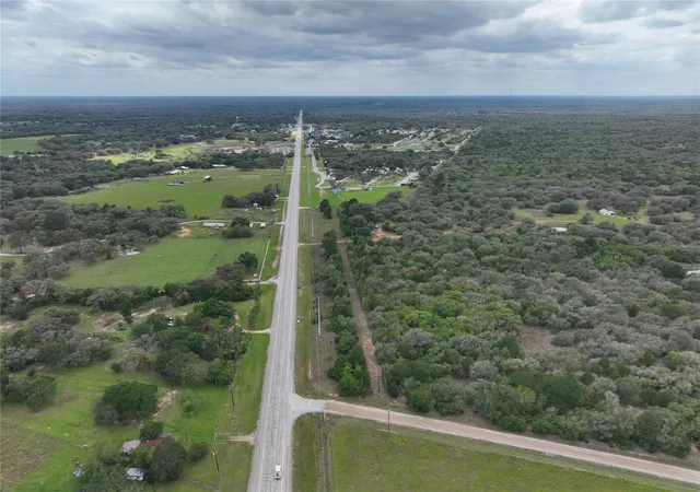 4th image of 211 Bluebonnet Bnd, Sheridan, TX 77475 | MLS# 69845154