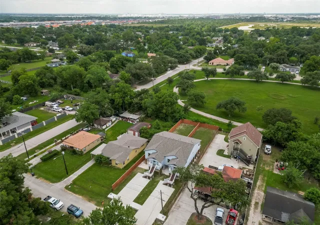 Listing Photo 4 - Condo for sale in building located at 7222 Philibert Ln, Houston, TX 77028 - Unit #A/B