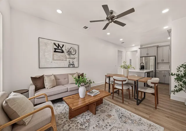 Listing Photo 5 - Condo for sale in building located at 7222 Philibert Ln, Houston, TX 77028 - Unit #A/B