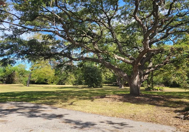 2nd image of 1018 E Meyer Rd, Seabrook, TX 77586 | MLS# 52112322