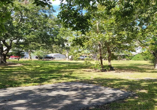 3rd image of 1018 E Meyer Rd, Seabrook, TX 77586 | MLS# 52112322