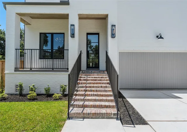 Photo 2 of Sale Pending at 4009 Newshire Dr, Houston, TX 77025 | MLS# 29909352 | Listing updated on 2026-09-13