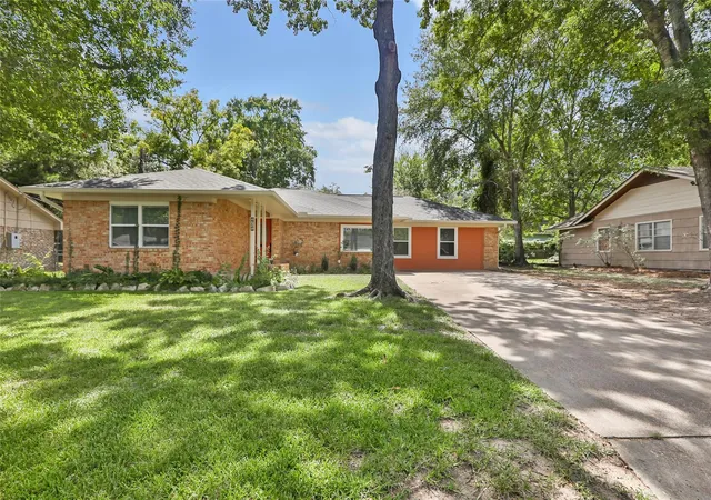 Photo 1 of Sale Pending at 1711 N Thompson St, Conroe, TX 77301 | MLS# 52396113 | Listing updated on 2026-09-20