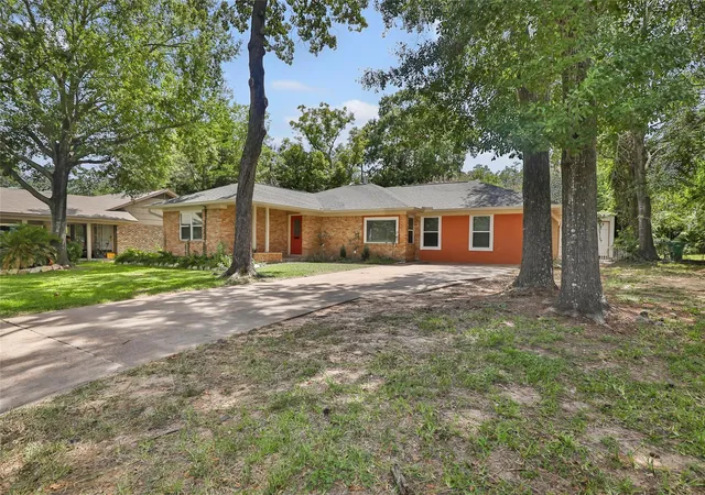 Photo 2 of Sale Pending at 1711 N Thompson St, Conroe, TX 77301 | MLS# 52396113 | Listing updated on 2026-09-20