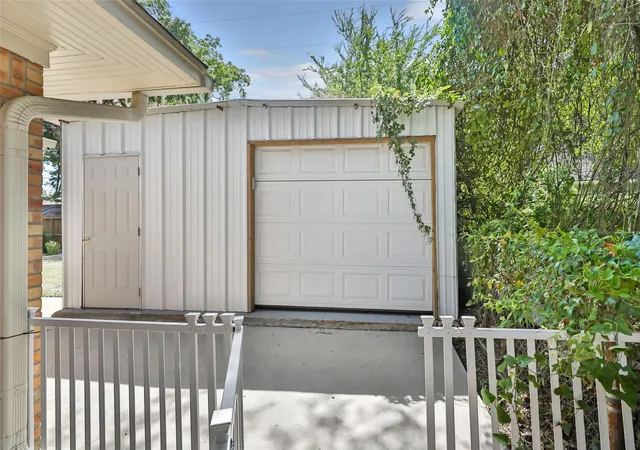 Photo 3 of Sale Pending at 1711 N Thompson St, Conroe, TX 77301 | MLS# 52396113 | Listing updated on 2026-09-20
