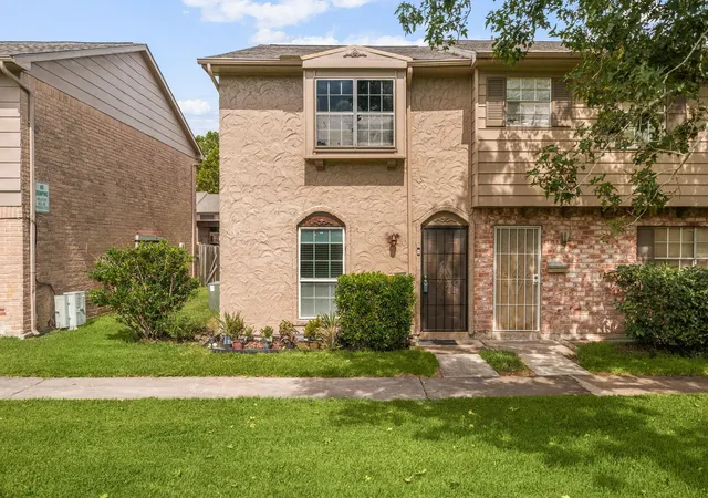 Photo 3 of Townhouse for sale at 7272 Crownwest St #7272, Houston, TX 77072 | MLS# 29951550 | Listing updated on 2026-09-03