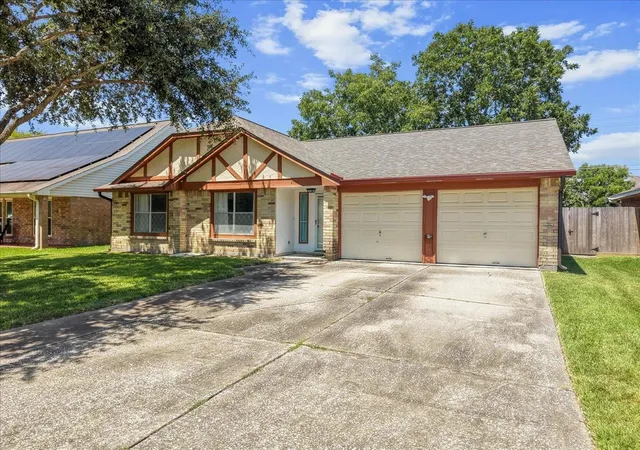 Photo 2 of Single family home for sale at 2790 Pinewood Dr, League City, TX 77573 | MLS# 69992891 | Listing updated on 2026-09-05